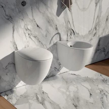 Coppia sanitari sospesi colore bianco serie Comfy Slim